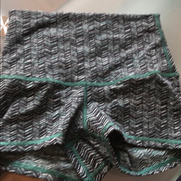 Lulu lemon patterned boogie shorts - Picture 3 of 4